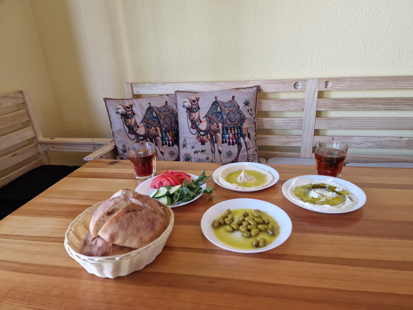 Pittaria Lorraine: appetizing food display at venue