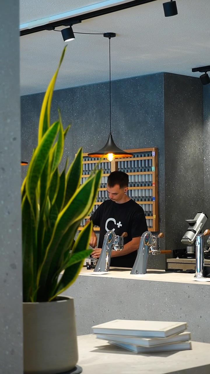 C+ 3800 Interlaken: professional shot of venue staff
