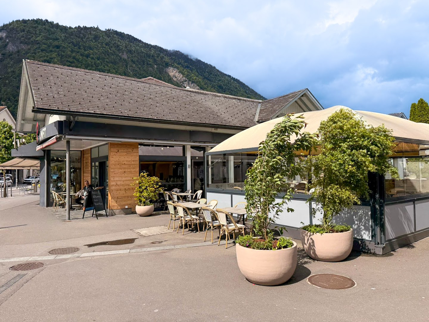 Le Cèdre: clear exterior restaurant shot
