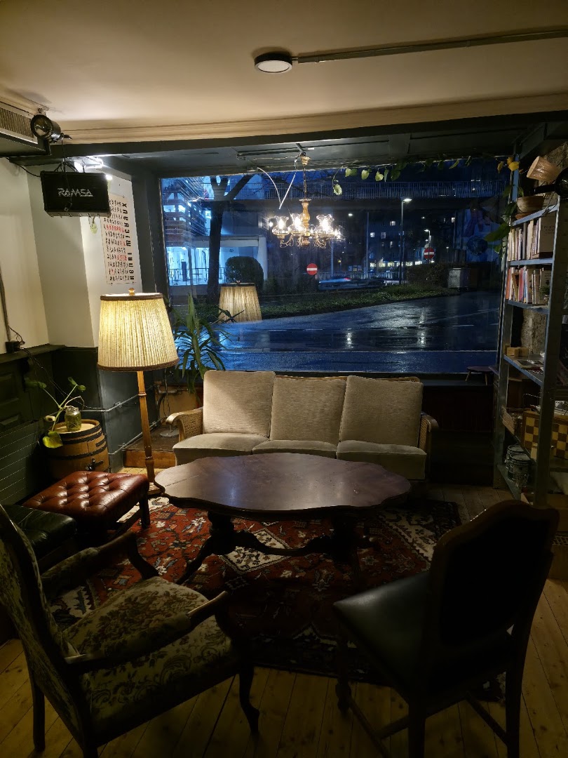 Pfau Bar: cozy and inviting bar interior