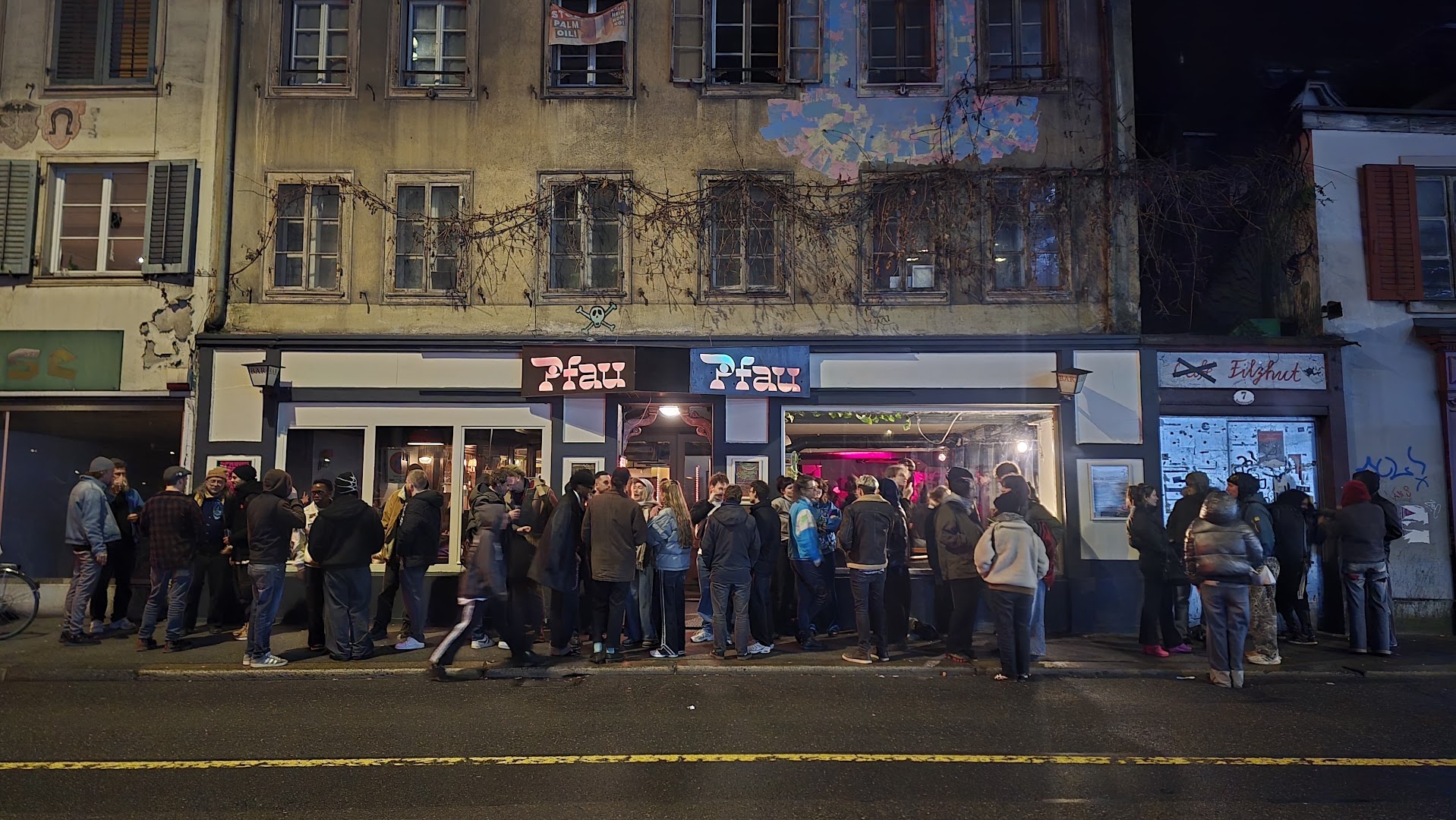 Pfau Bar: lively atmosphere and exterior