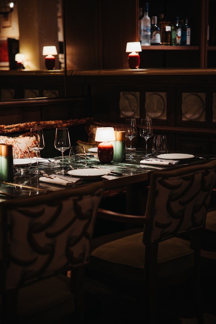 Beefbar St. Moritz: elegant and atmospheric restaurant interior