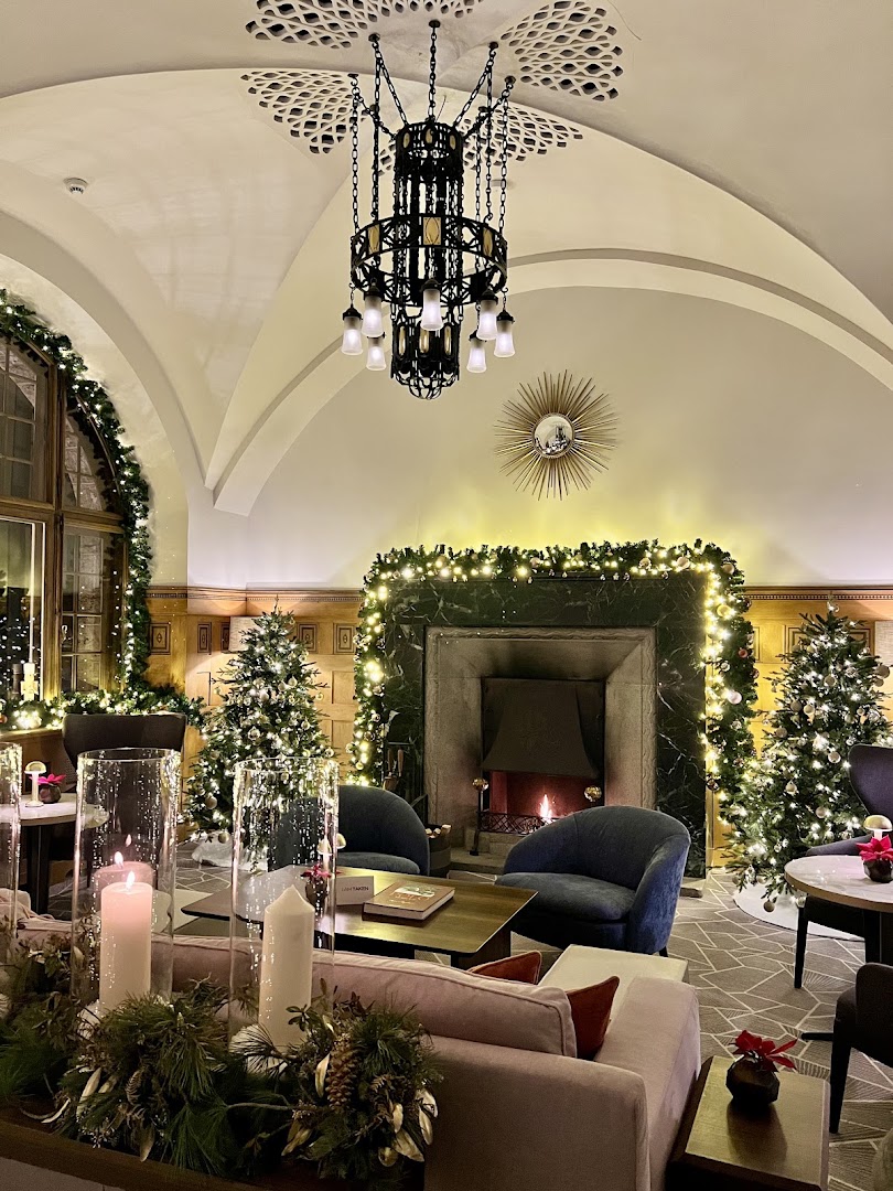 Beefbar St. Moritz: beautiful, high-quality restaurant interior shot