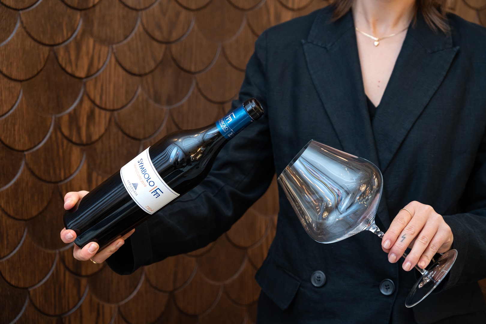 Neora: professional photo of wine service