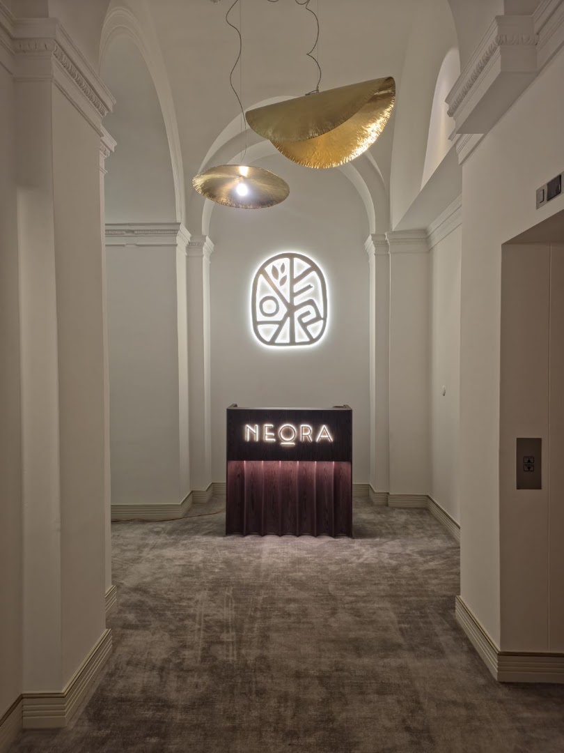 Neora: professional interior shot of venue