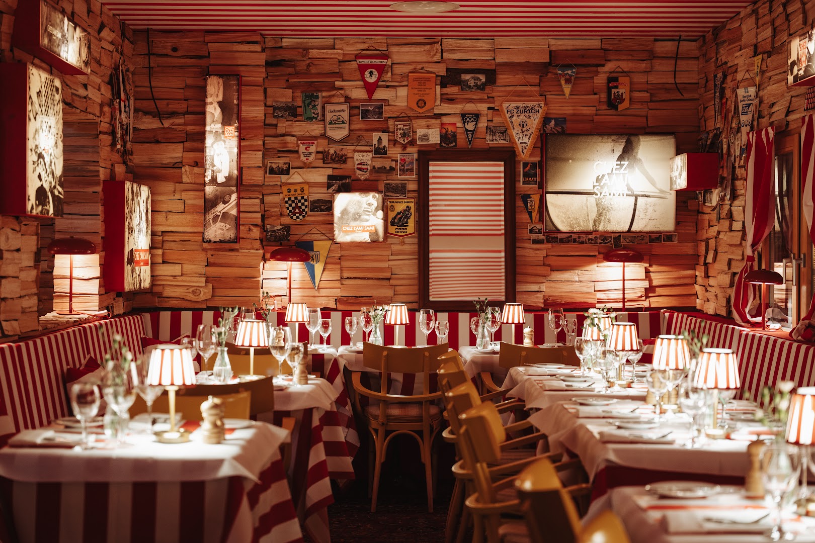 Chez l'Ami Sami: inviting and professional interior shot