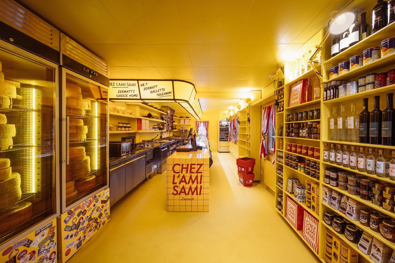 Chez l'Ami Sami: clear, professional interior shot