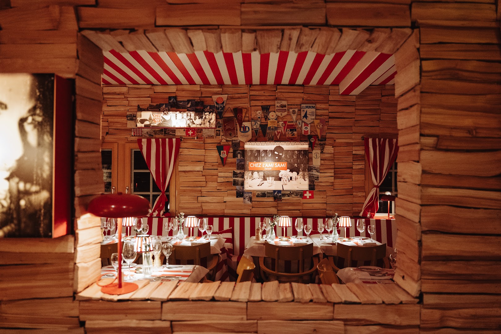Chez l'Ami Sami: inviting and professional restaurant interior