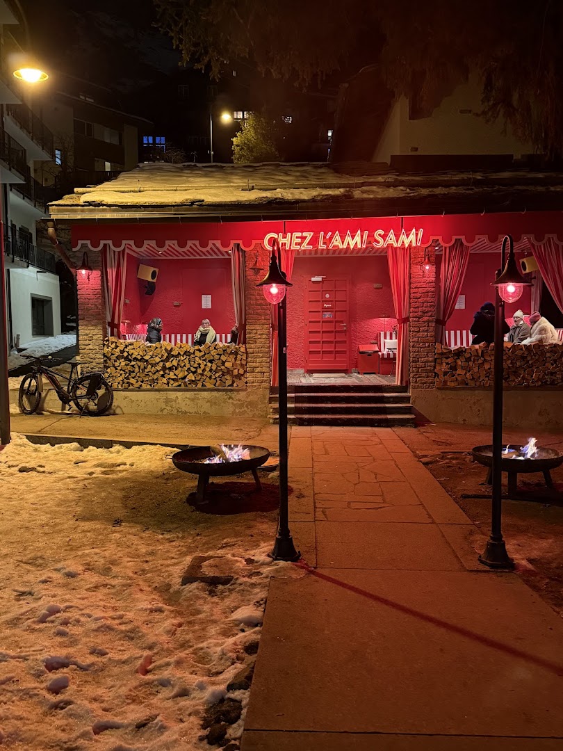Chez l'Ami Sami: inviting exterior shot at night