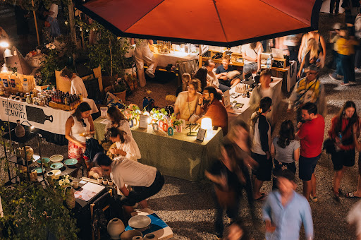 Remise Rosa: vibrant venue atmosphere