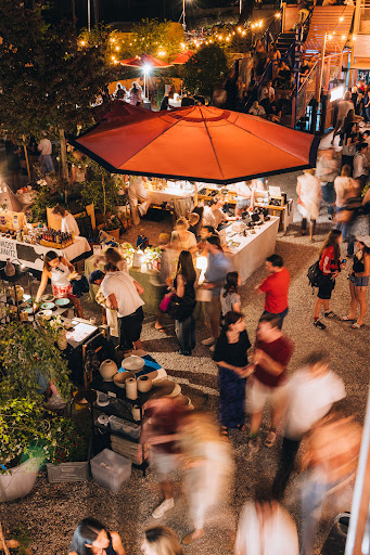 Remise Rosa: vibrant atmosphere and lively scene
