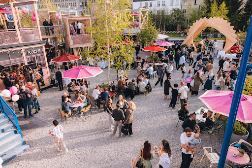Remise Rosa: vibrant atmosphere shows venue well