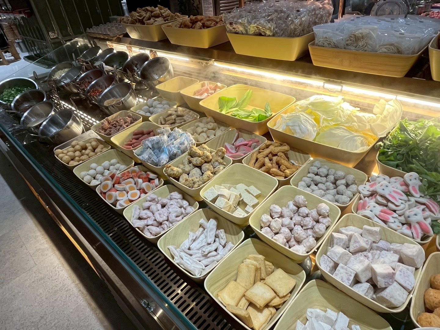 Hanju Hotpot Hualien: appetizing display of fresh ingredients