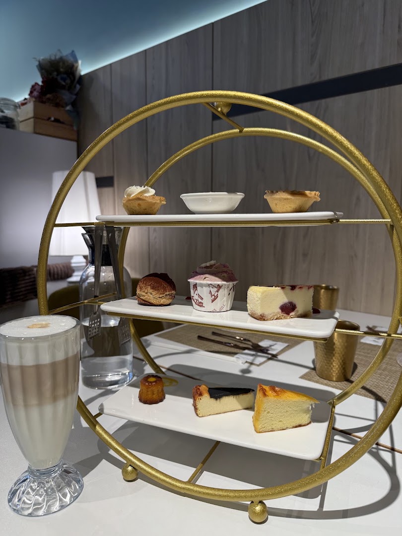 JJ Dessert Lab: appetizing display of dessert set