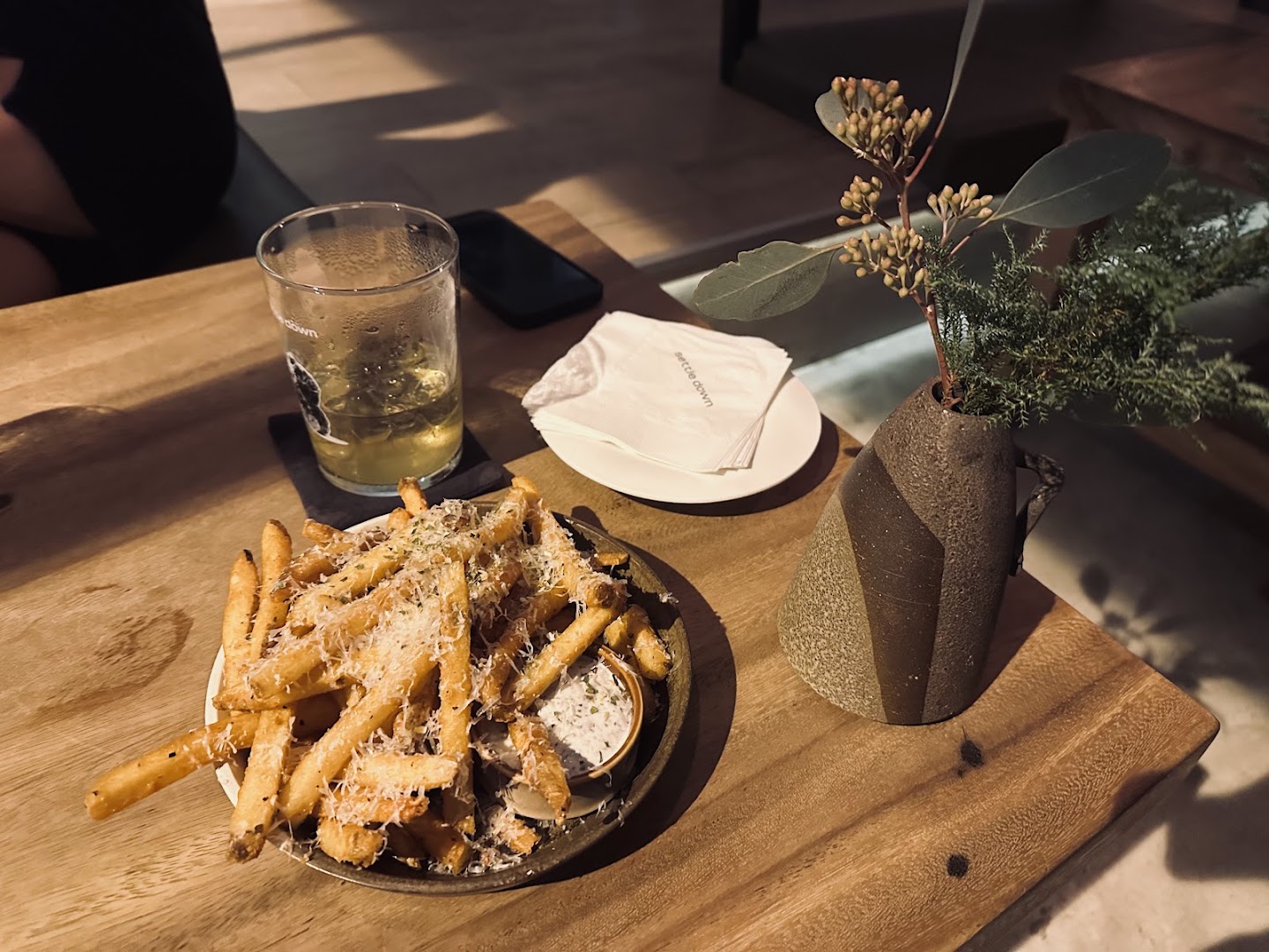 Settle Down: appetizing food photo with atmosphere