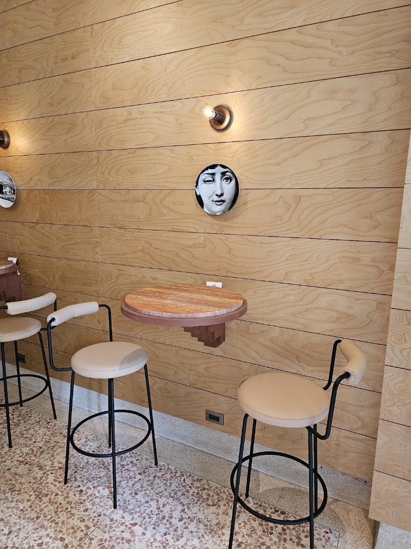 Lentito: clear photo of restaurant interior