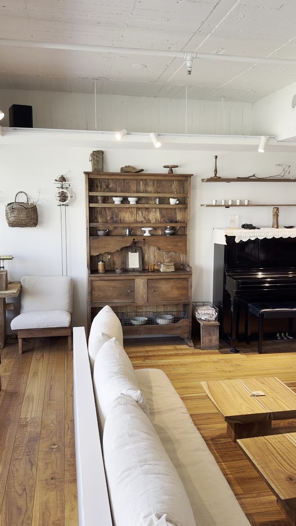 Ruder's Cafe: inviting and clean interior shot