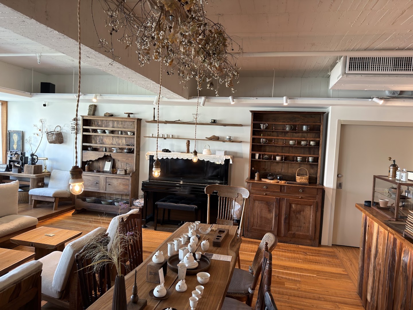 Ruder's Cafe: inviting and well-lit interior atmosphere