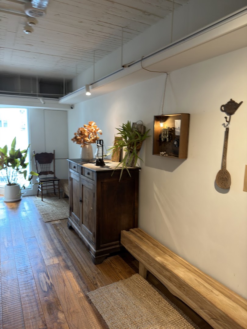 Ruder's Cafe: inviting and clean interior shot