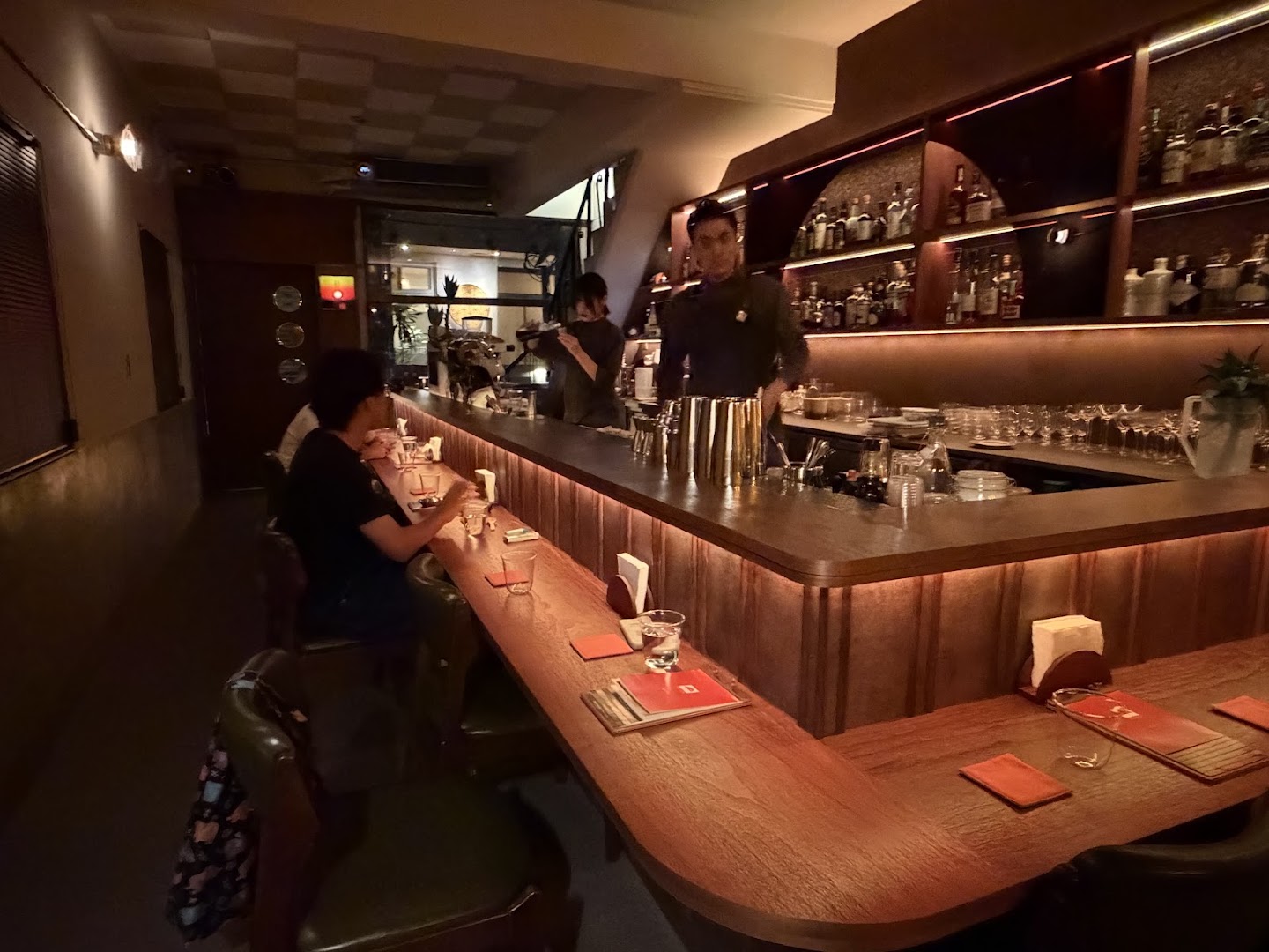 Bar Horizon: inviting bar atmosphere clearly