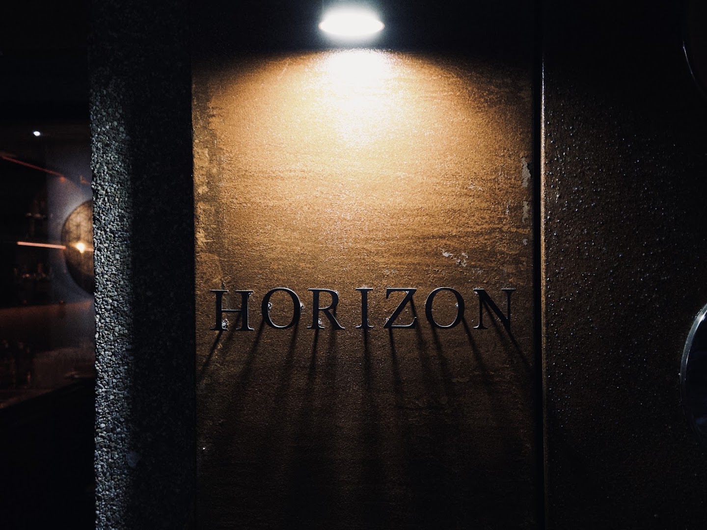 Bar Horizon: professional and atmospheric venue signage