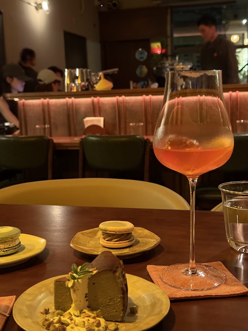 Bar Horizon: appealing shot of drinks and food
