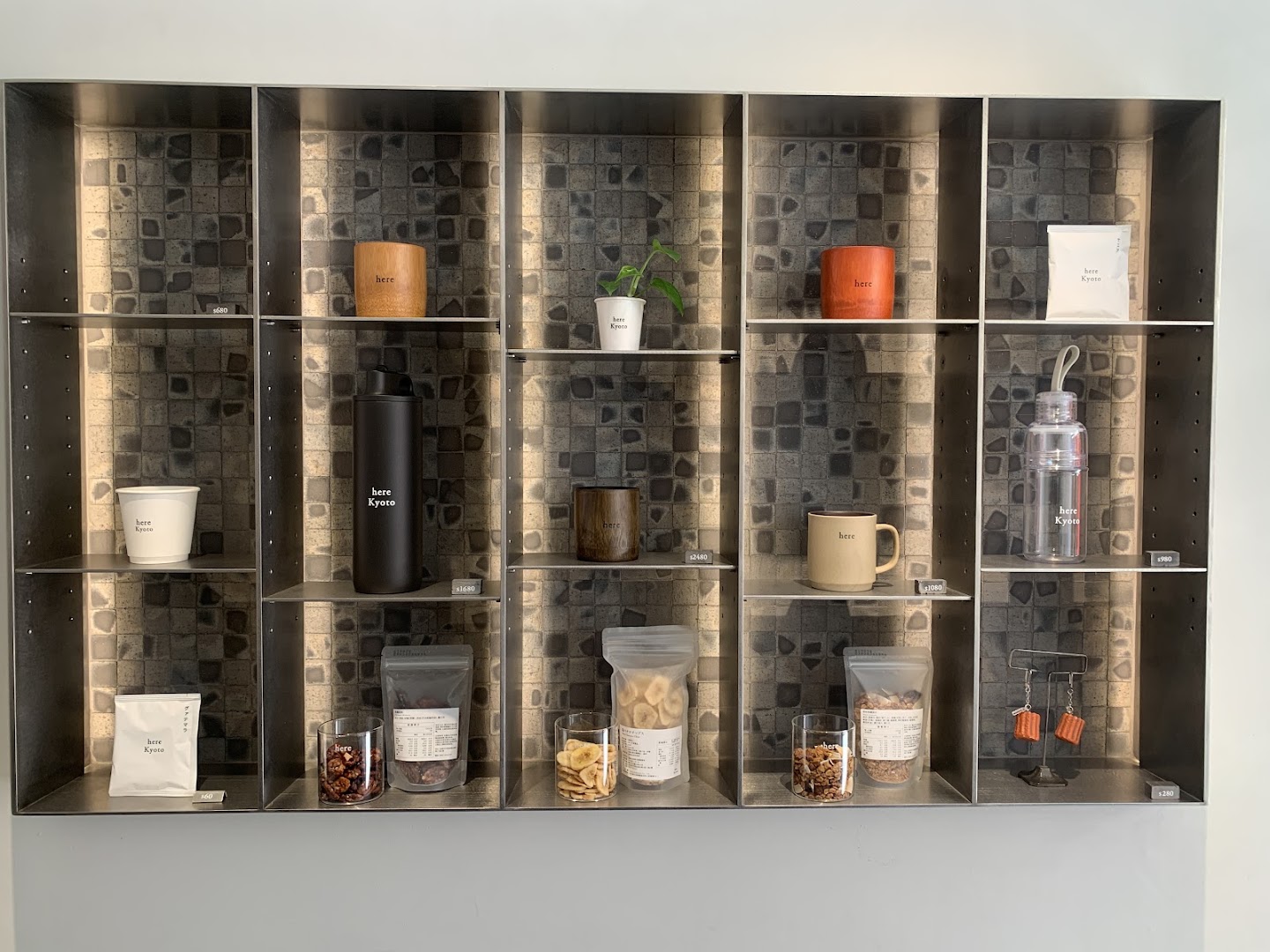 here Kyoto: professional display of venue products