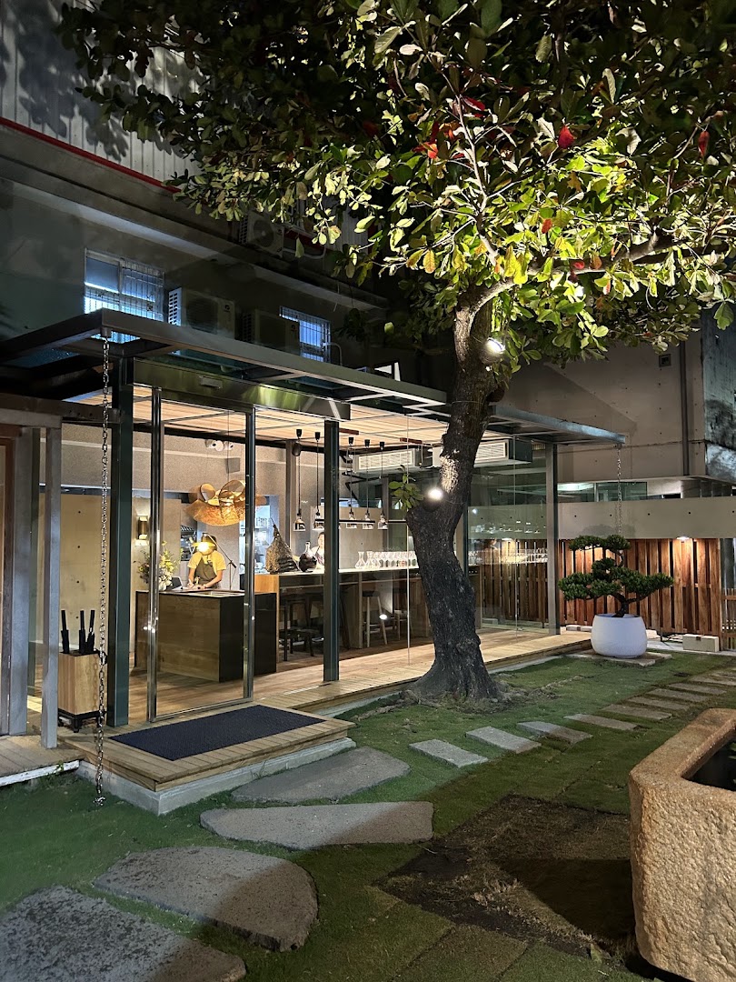 YuDao: attractive evening exterior shot