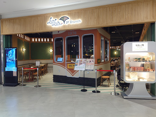 LaLaport Nangang: clear storefront view of venue
