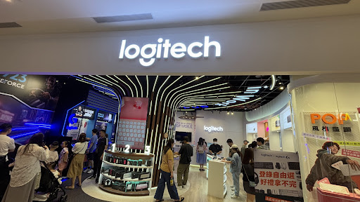 LaLaport Nangang: clear view of shop interior