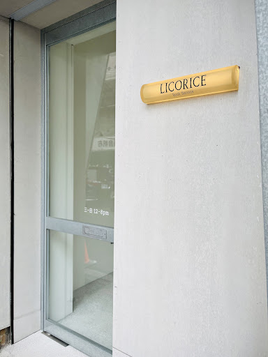 LICORICE BOOK SERVICE: clear, professional storefront photo
