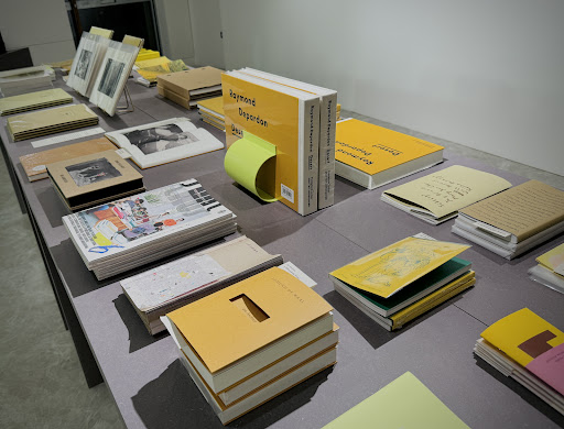 LICORICE BOOK SERVICE: clear display of shop products