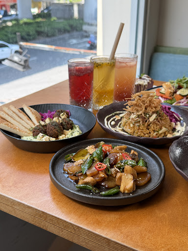 Sunami: appetizing food and drink presentation