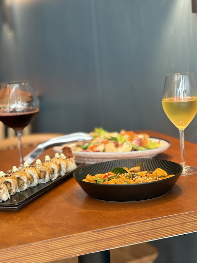 Sunami: appetizing food and drink presentation