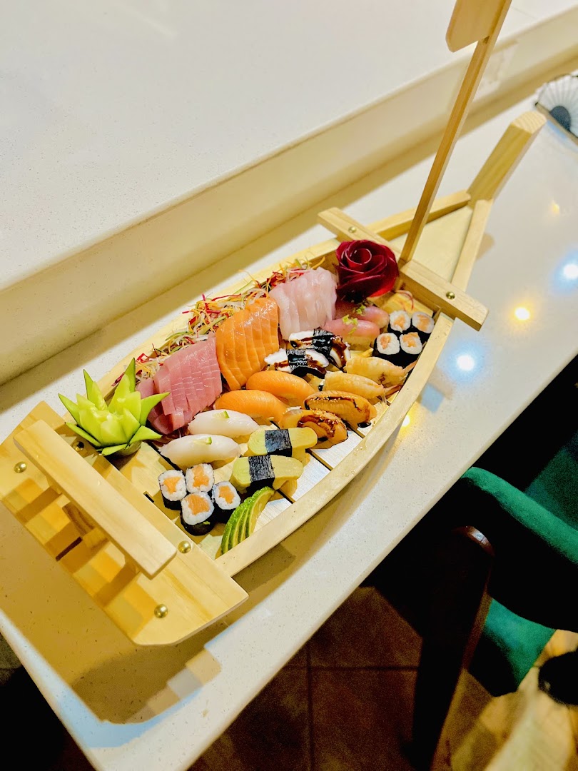 Siku Restaurant: appetizing presentation of sushi boat