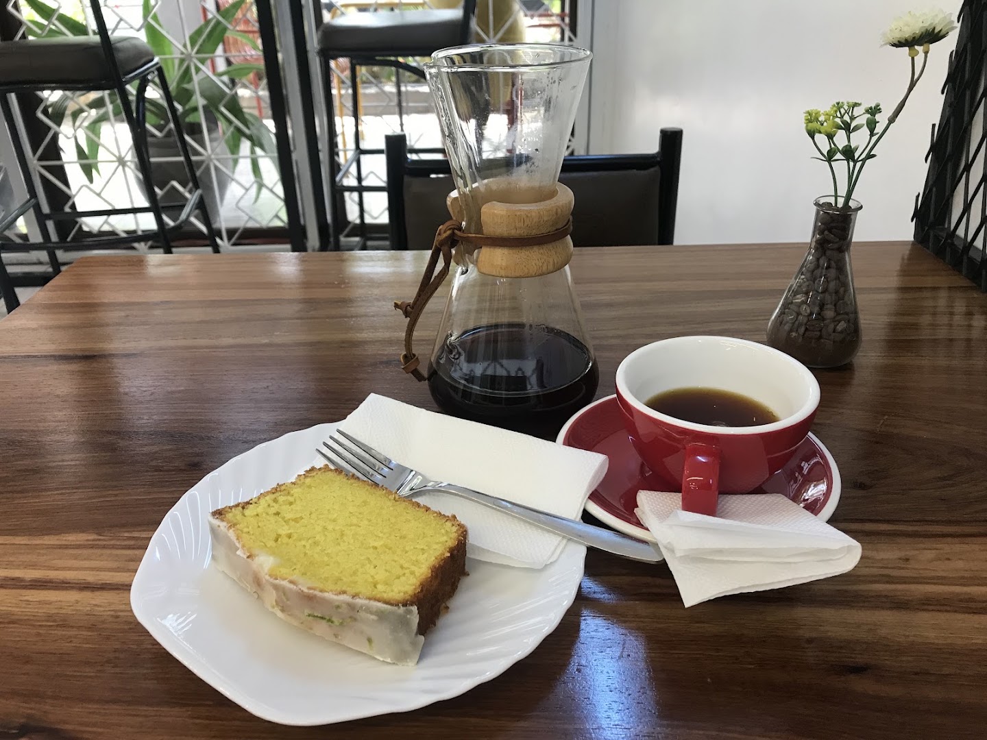 Afrigahwa Coffee Roastery: appetizing photo of coffee and cake
