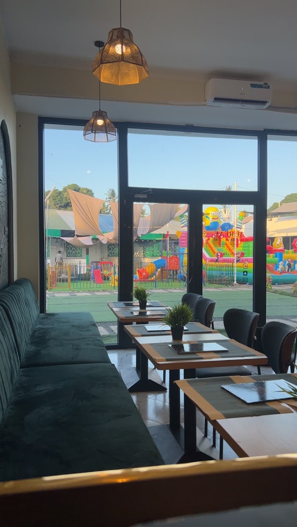 Aureae Restaurant & Cafe: clear view of restaurant interior