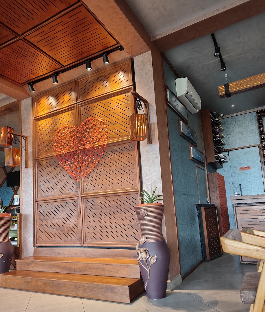 EB Twenty Five: attractive interior atmosphere and decor