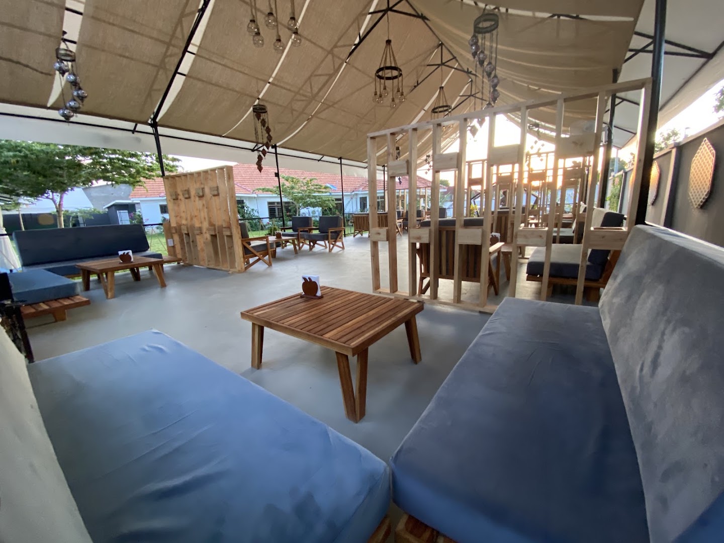 El Majlis: clear, inviting restaurant terrace photo
