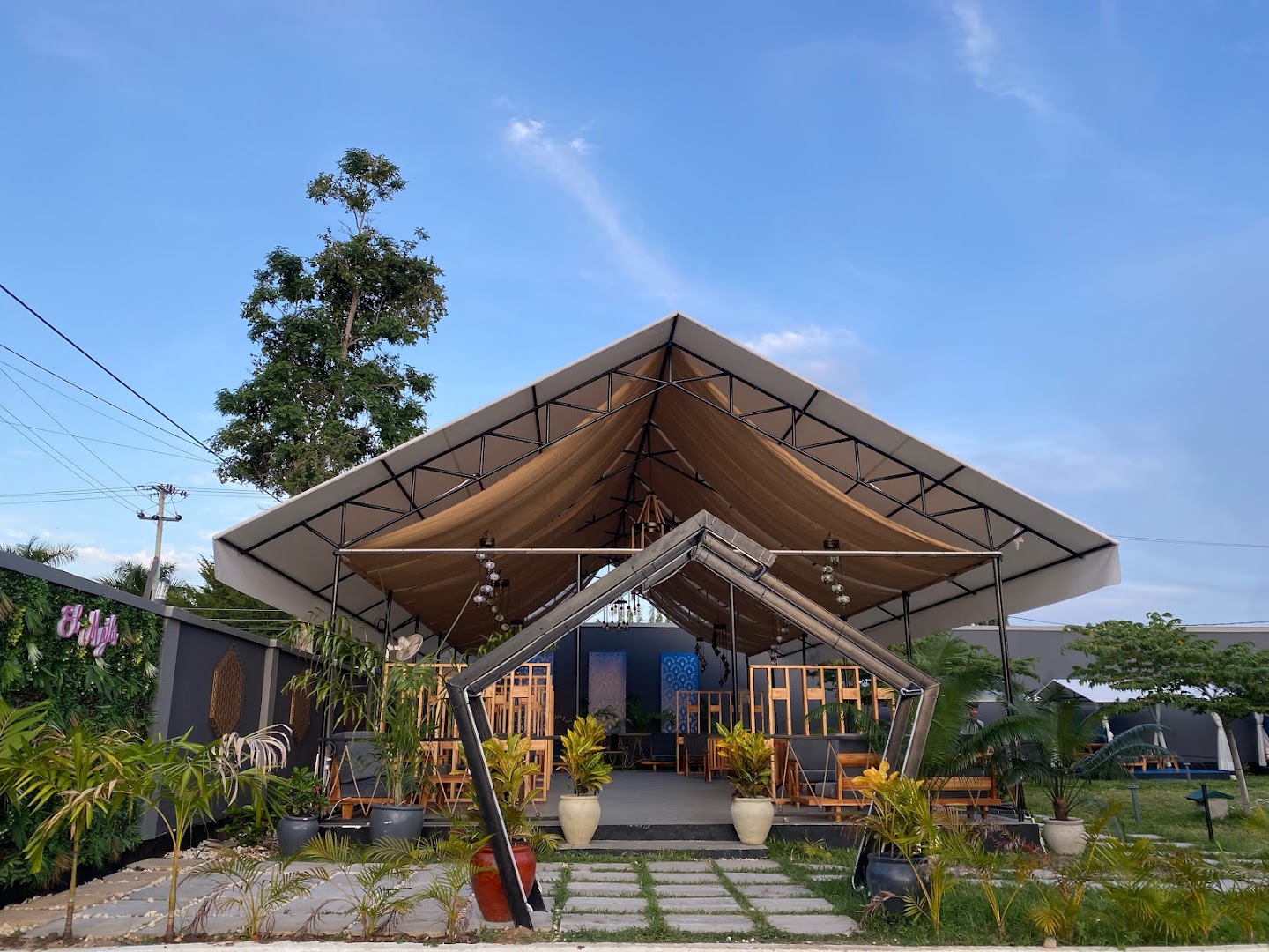 El Majlis: high quality exterior venue shot