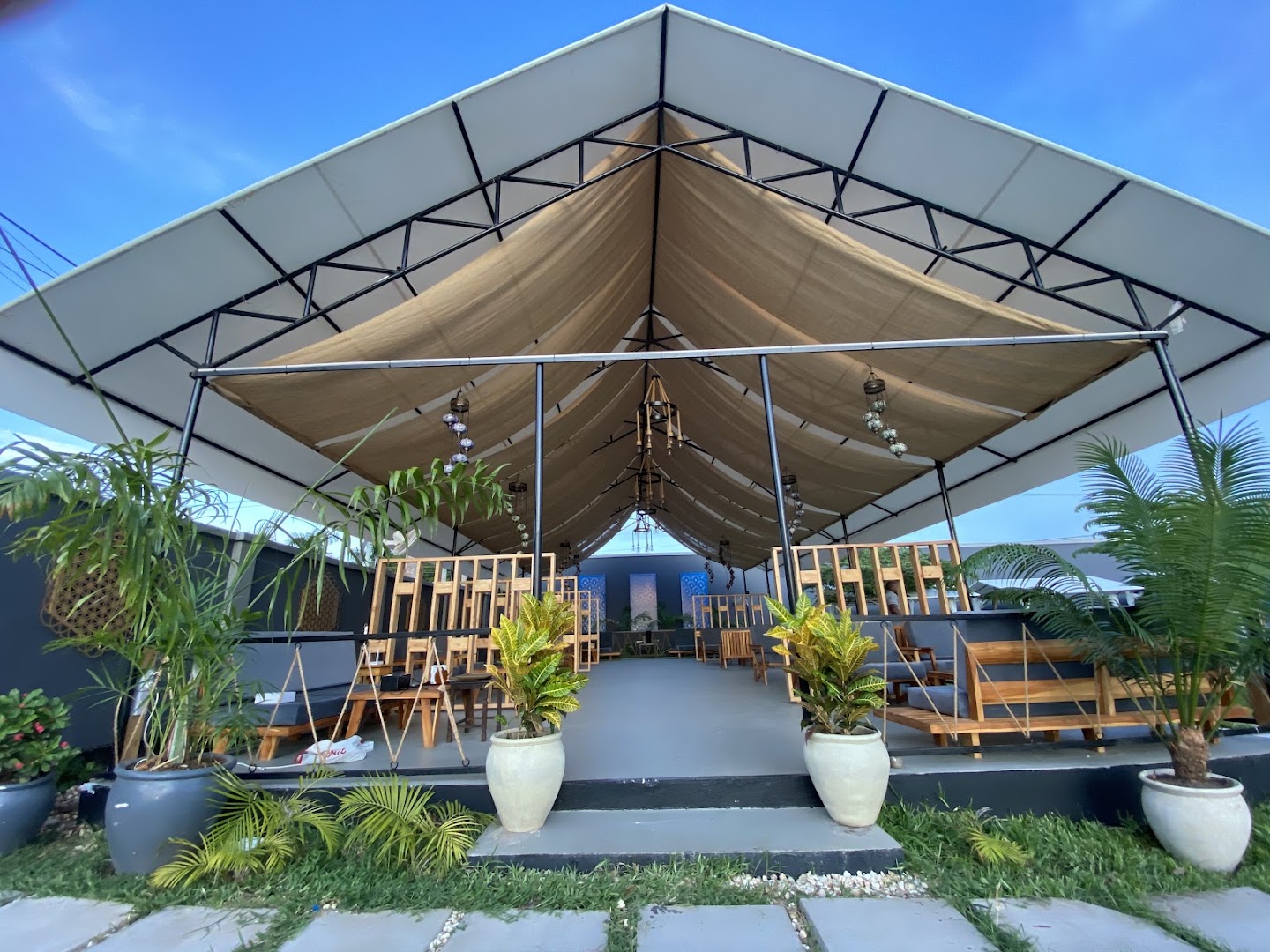 El Majlis: clear, inviting view of terrace