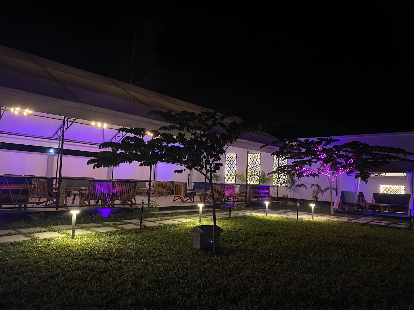 El Majlis: attractive evening restaurant terrace view