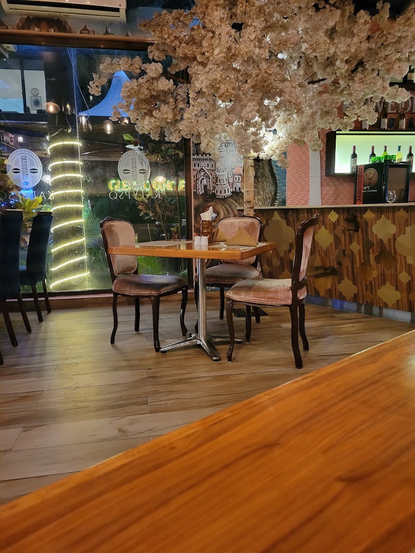 Kalypso Restaurant, Bar & Shisha Lounge: inviting restaurant interior atmosphere