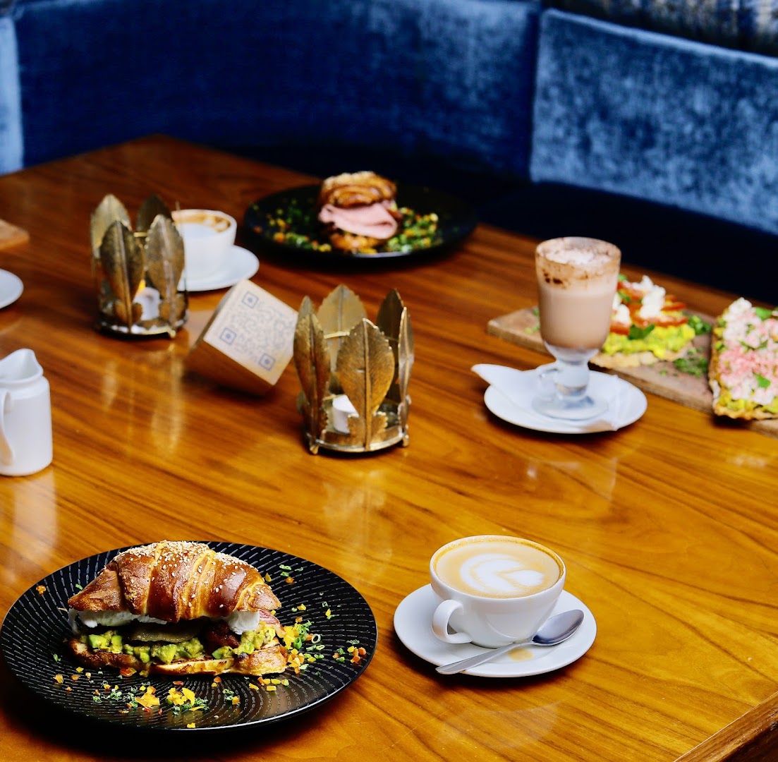 Kalypso Restaurant, Bar & Shisha Lounge: appetizing food and drink presentation