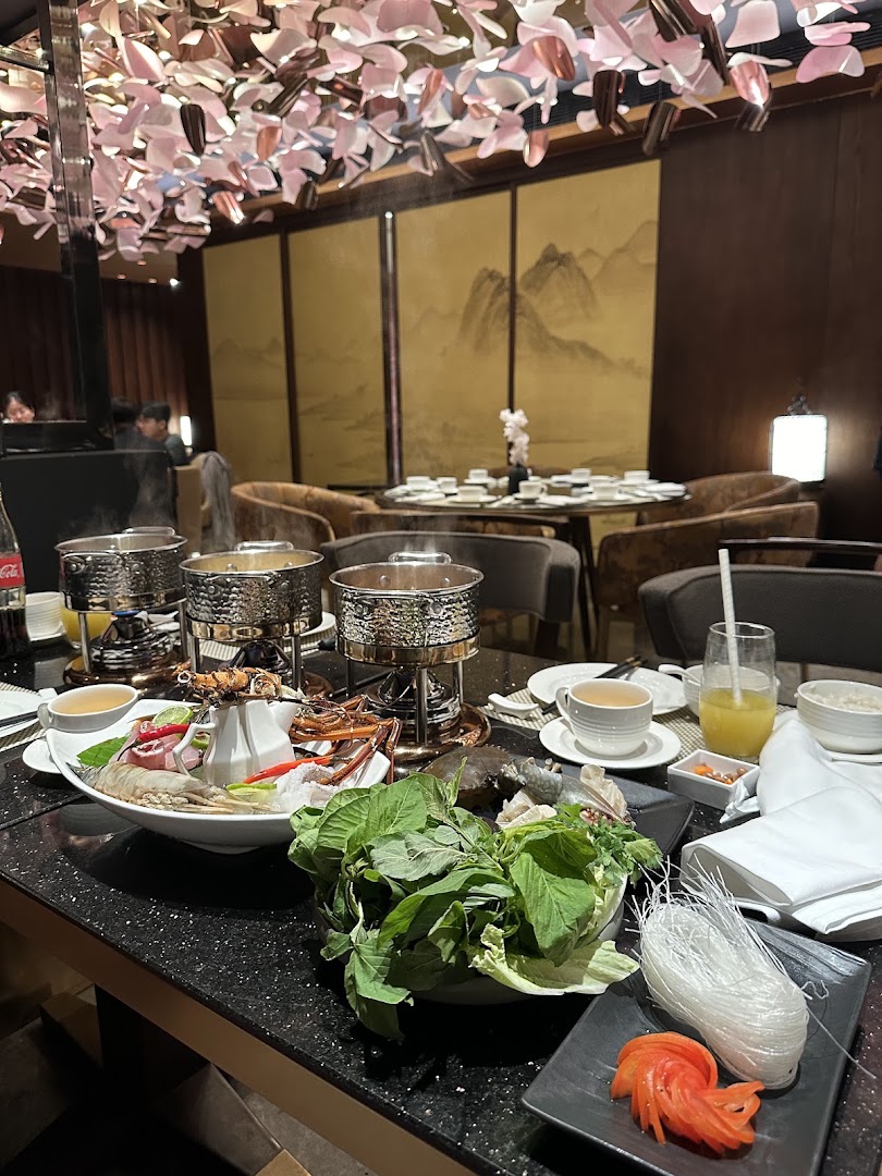Noble House: appetizing food and elegant atmosphere