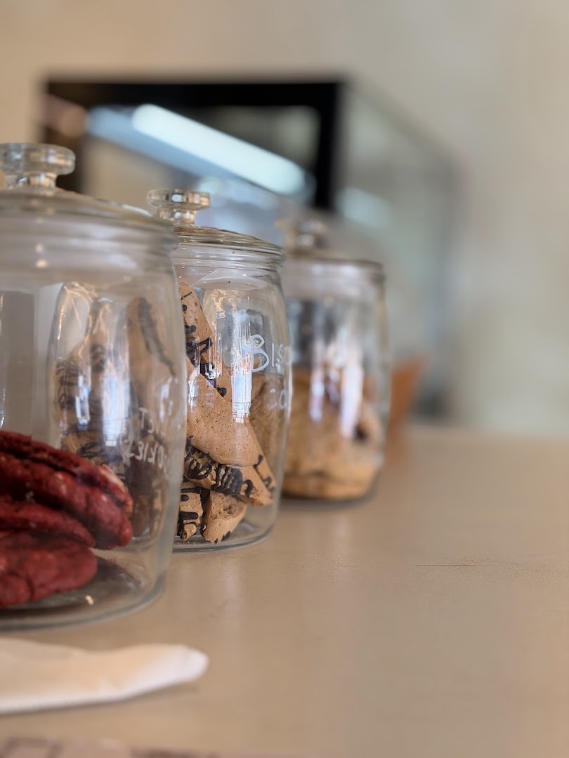 Oak & Coffee: appealing display of cafe treats