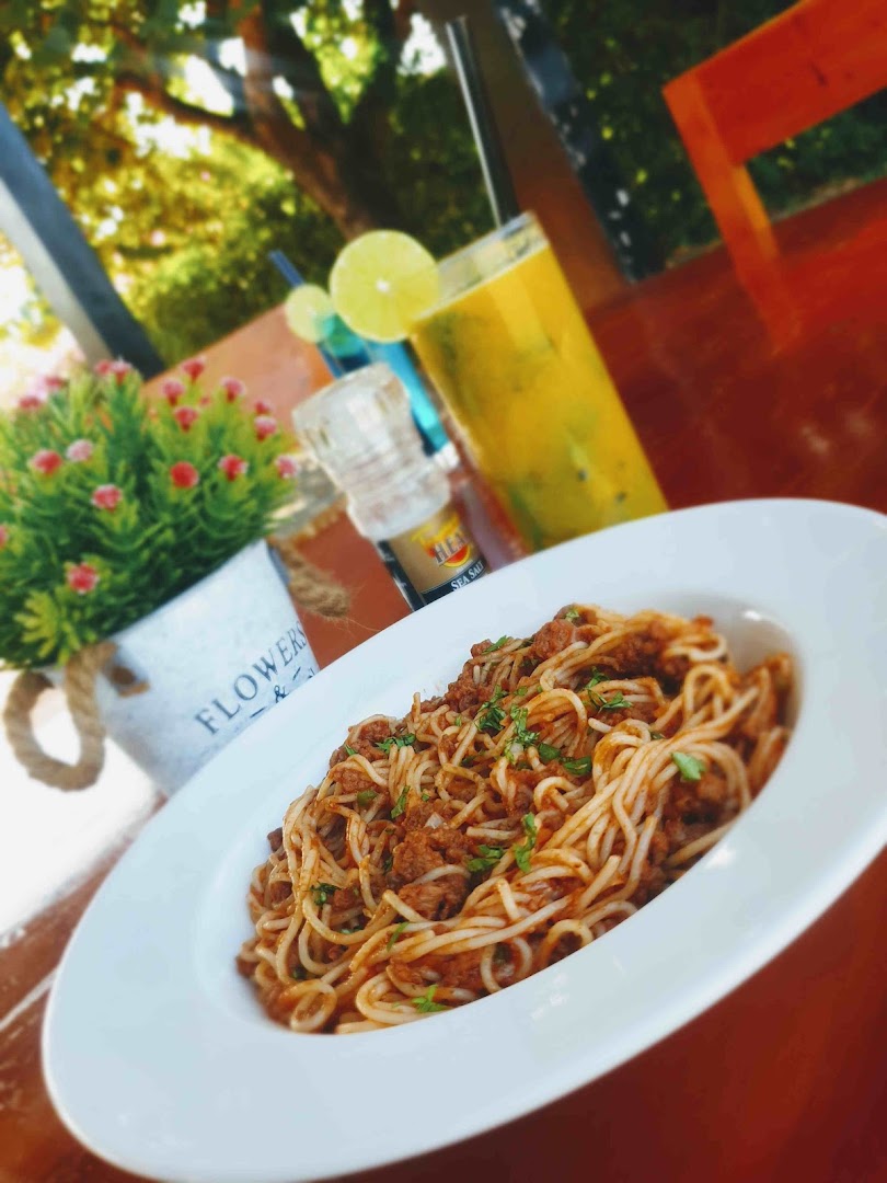 The Ground Restaurant: appetizing food photo with atmosphere
