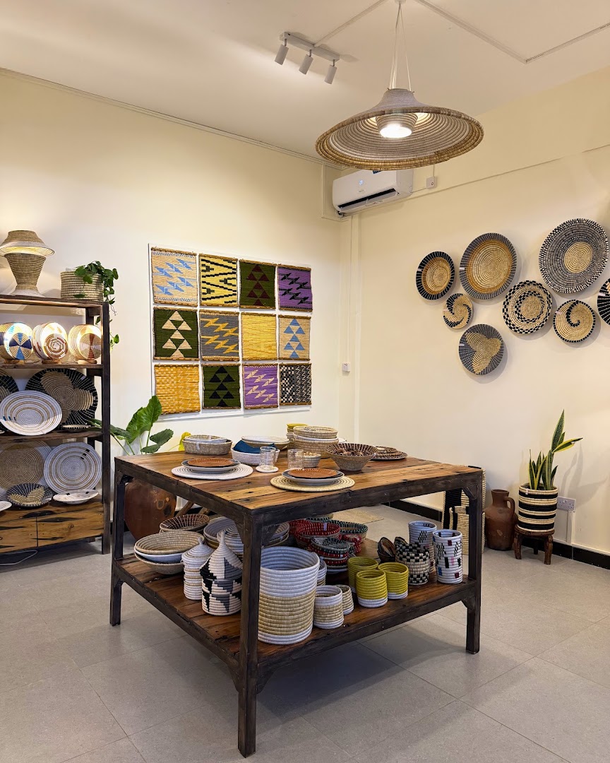 WomenCraft: clear, professional shop interior display