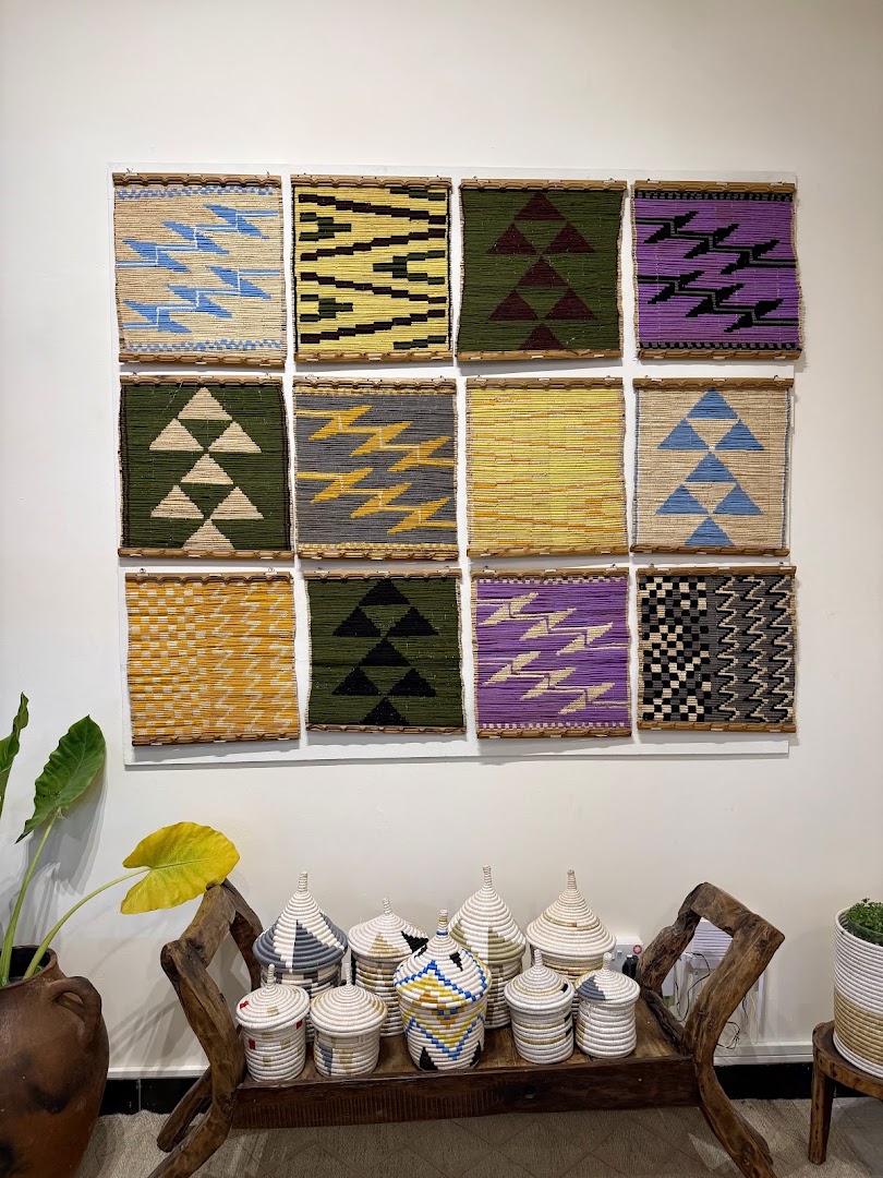 WomenCraft: clear display of shop products