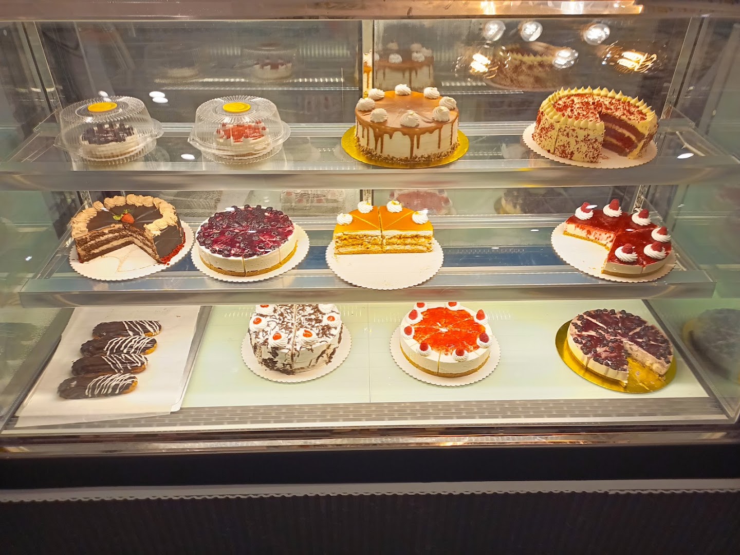 Zest Café: clear display of cafe products